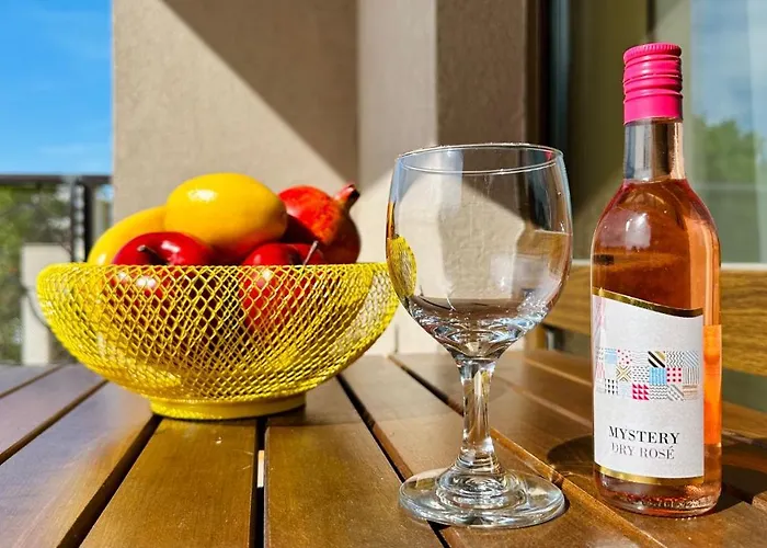 Royal - Modern & Private In Center Sunny