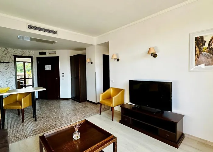 Royal - Modern & Private In Center Sunny