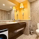 Royal - Modern & Private In Center Sunny