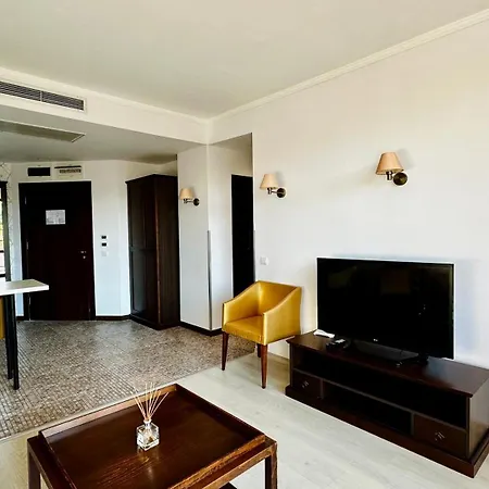 Royal - Modern & Private In Center Sunny