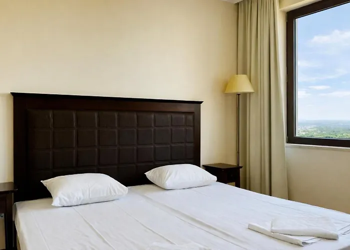 Royal - Modern & Private In Center Sunny